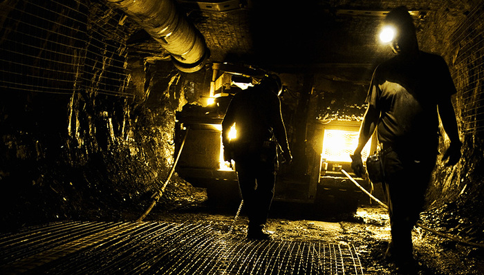 刘天华,煤块,挖煤,群像,封面,矿厂,化名,新民镇,考试,thecover