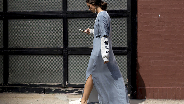 【衣帽间】现在流行“破坏比例”的穿搭 就是裙子里面加条裤子