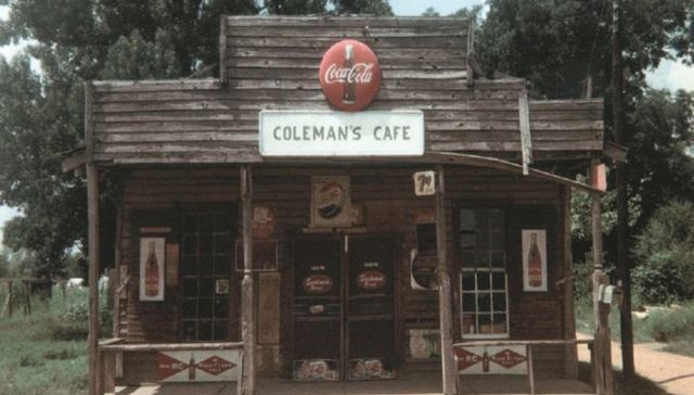 他用照片来记录家乡的四季与风土