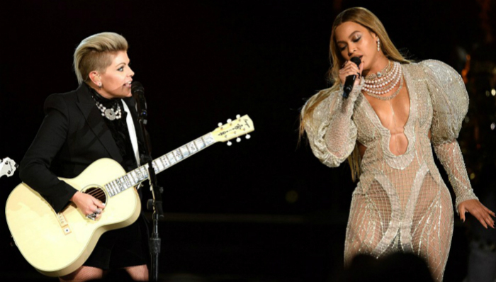 碧昂斯一身低胸透视装惊艳CMA颁奖典礼 霉霉也回村啦