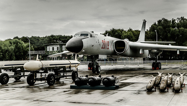 央视揭秘中国“战神轰炸机”巡航黄岩岛 震撼照片是这样拍到的