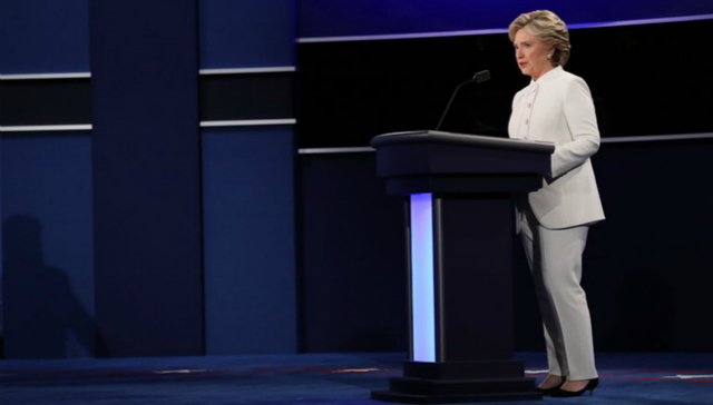 希拉里的白色套装迅速登上热搜 渊源要从女权运动历史说起