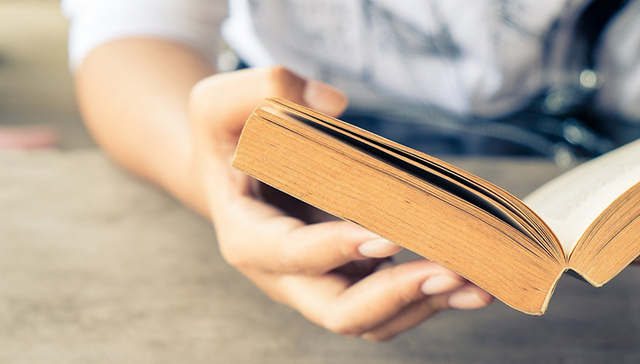 一个作家写的东西处处被人当真是尴尬的？