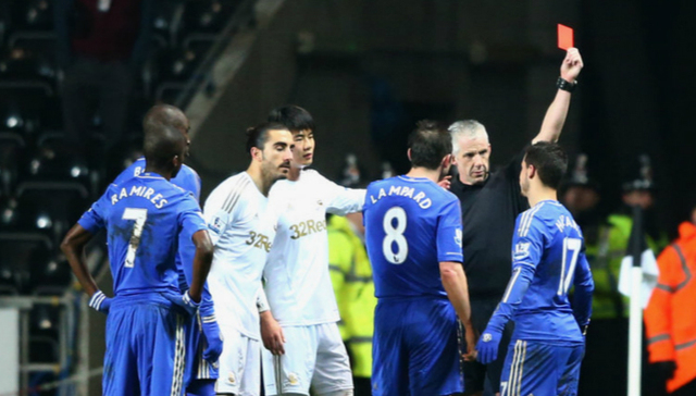 除了扒对手短裤被罚下 世界足坛还有这些奇葩的红牌