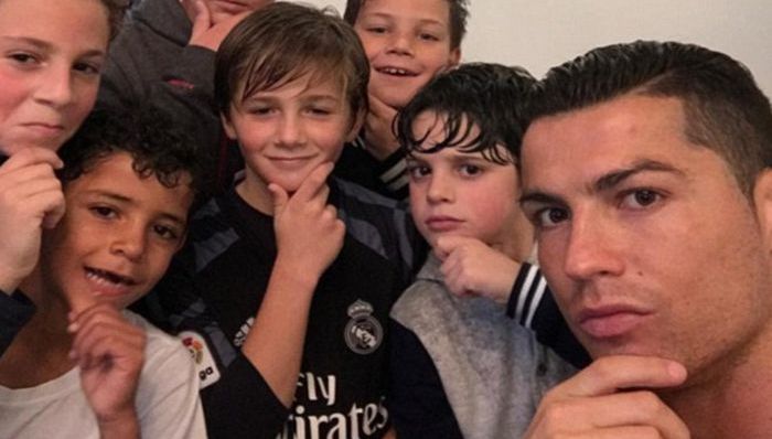 C罗进球庆祝动作惨遭恶搞 连亲儿子也没放过他