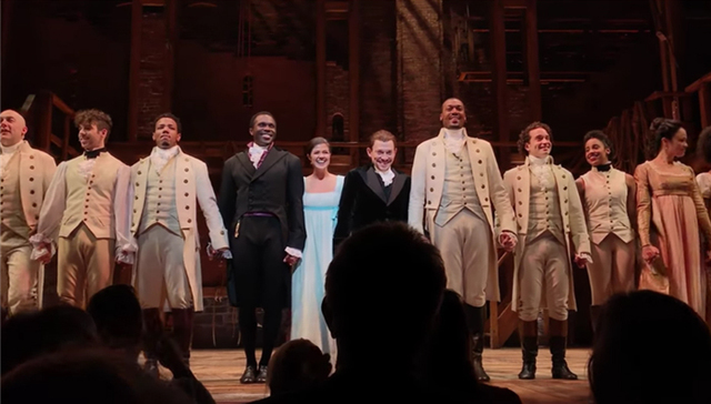 不满偶像被冒犯，支持特朗普的醉汉闯进《汉密尔顿》表演现场