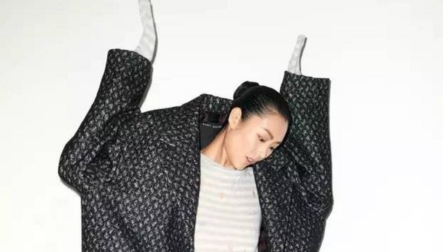 姿势,下巴,剪刀手,拍照,VOUGE,,,,鸡年,右腿,明星,摸头