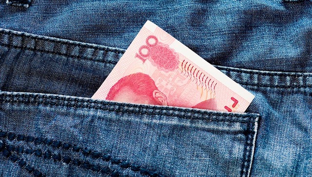人民币接连跳水创八年最低