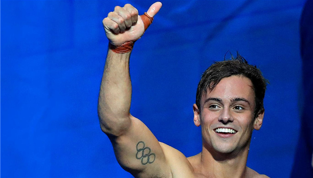 汤姆·戴利主持奥运筹资晚会 当年的跳水金童想进军娱乐圈