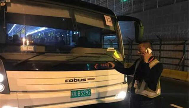 上海浦东机场摆渡车险撞飞机？东方航空：报道不实车速正常