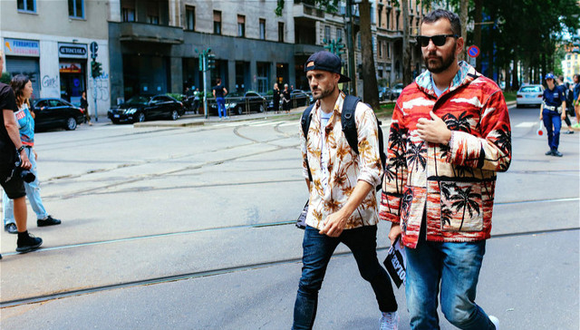 又一个流行趋势回归  大家请把花衬衫翻出来