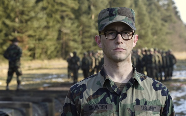 斯诺登,叛徒,1986年,SD卡,影评人,长按,棱镜门,真实性,敌人,刺杀肯尼迪