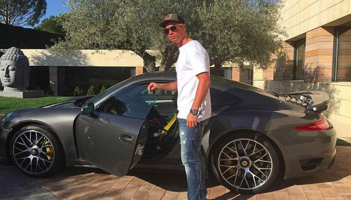 明星日常之晒豪车炫富 这回是C罗秀价值400万英镑的车库