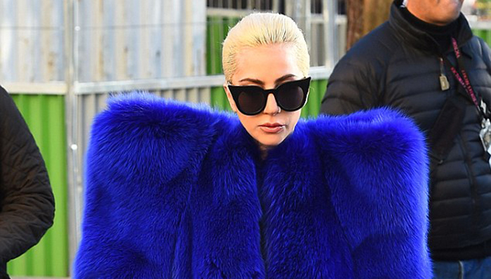 腿长不够鞋跟来凑 LadyGaga参加维密彩排照样吸睛