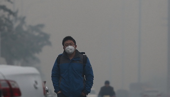 今年最强浓雾袭击成都双流机场 两条跑道关闭滞留旅客超万人