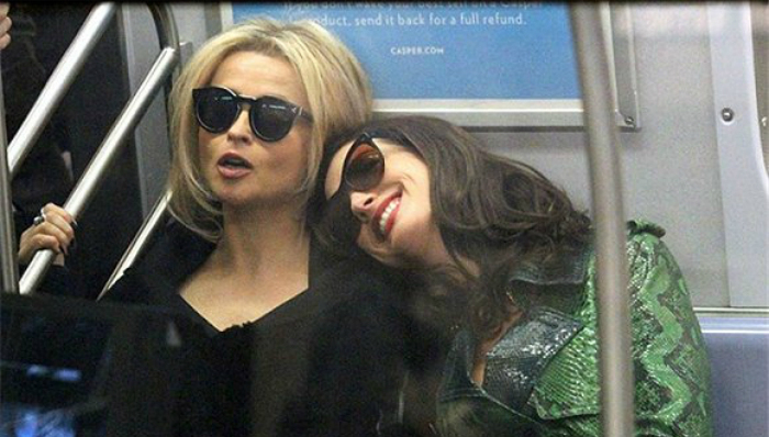 谁说女演员同场就得“撕”？公主和女巫就很亲昵好吗