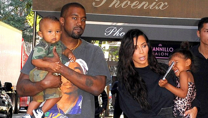 “精神崩溃”的侃爷出院回到豪宅 妻子金·卡戴珊在旁照顾