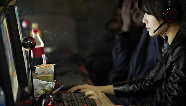 【财经天下周刊】网吧重生