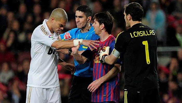 梅西VS佩佩 足球场上针锋相对的死对头还不少