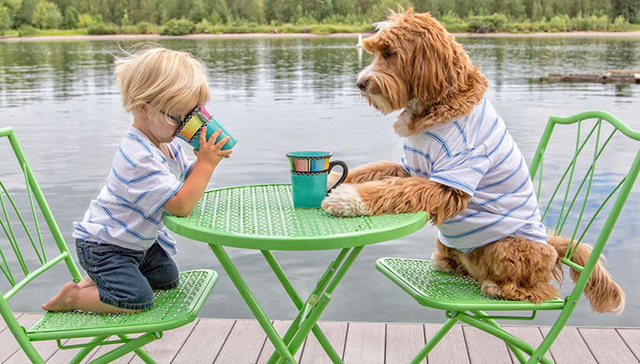 这对宝宝和狗狗，快把我的心都融化了