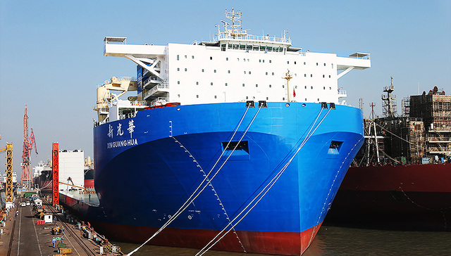 中国最大半潜船交船 堪称海上“巨无霸”