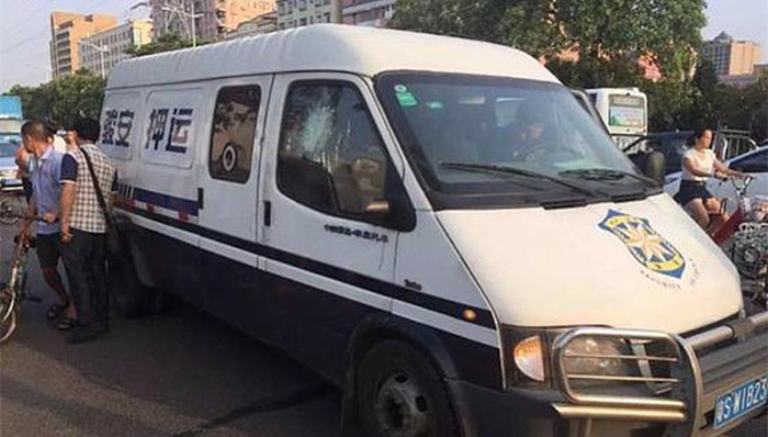 运钞车,黄某,砸车,刮擦痕迹,办案民警,法治在线,押运员,证据确实充分,警方,视频资料