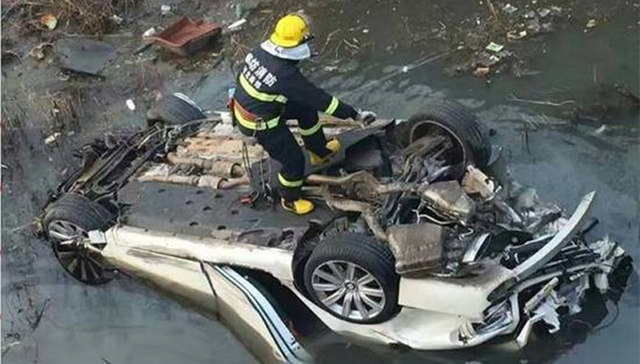 燕郊首富之孙驾宾利撞车身亡 警方辟谣面包车司机事后被捅