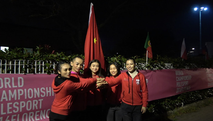 钢管舞,国家队,国旗