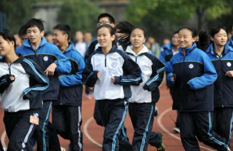 河南初二女生5∶20起床跑操倒地身亡 中学生晨跑真的合理吗？