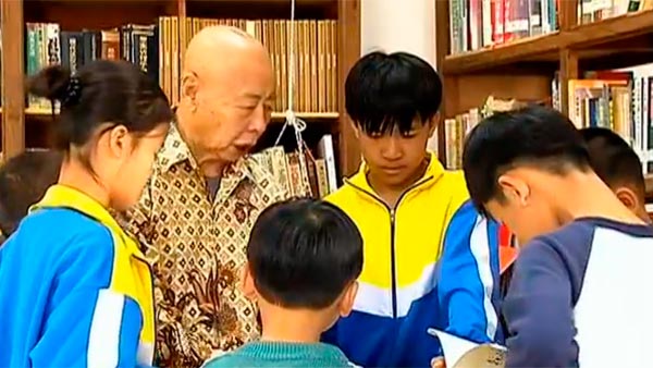 邢福浩老人正为孩子们读《弟子规》