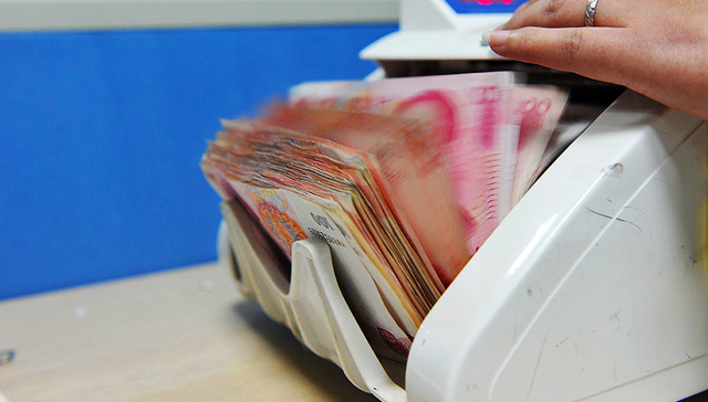 广西官员家中搜出现金1400万 6台点钞机烧坏1台