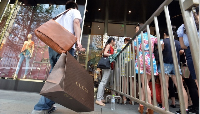 我靠买名牌为生 但他们却管我叫“流氓打假人”