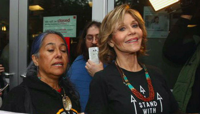 不一样的生日！简·方达在抗议活动中迎来自己的78岁