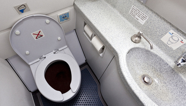 美国机上洗手间尺寸缩水 乘客们平添烦恼