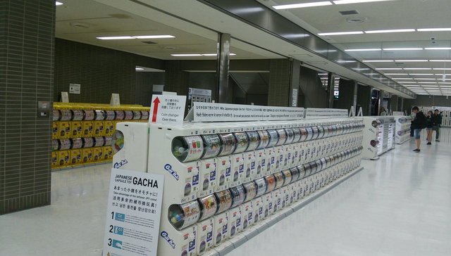 为了让外国游客们把零钱花完 日本成田机场出现了171台扭蛋机