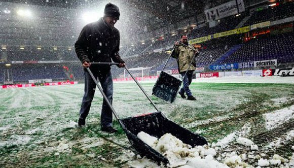 同样是踢球的命运迥异 有人加班当“劳模”有人冬歇休假爽