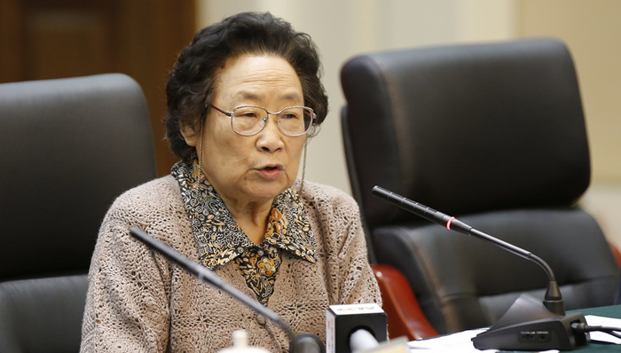 屠呦呦,北京大学医学部,奖学金