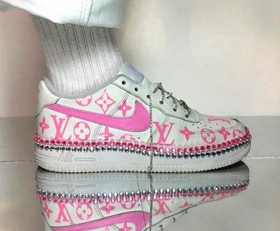 她恶搞了所有奢侈品大牌 然而这些山寨设计分分钟被抢光