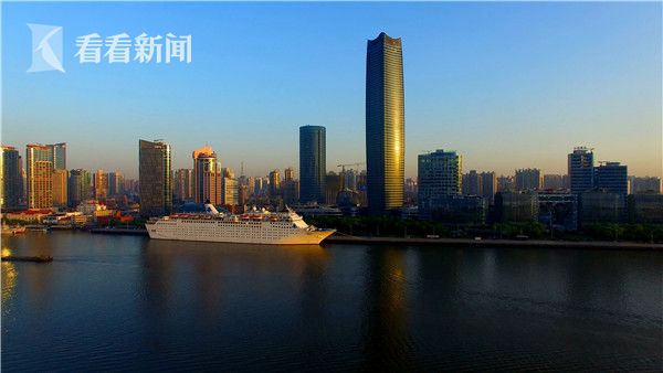 刚刚靠岸的邮轮，沐浴朝霞，闪耀金光。