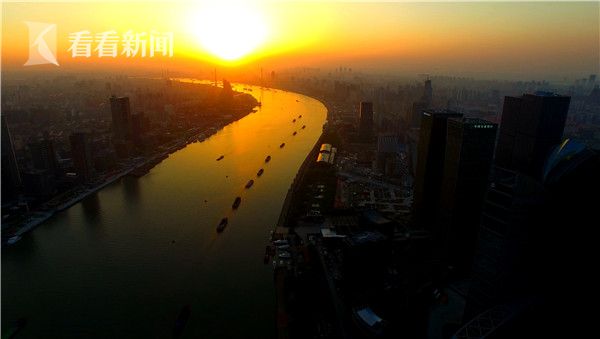 东方欲晓，蜿蜒的母亲河迎来第一个舒展的懒腰。早有船只拉响汽笛，在河面留下金色涟漪。