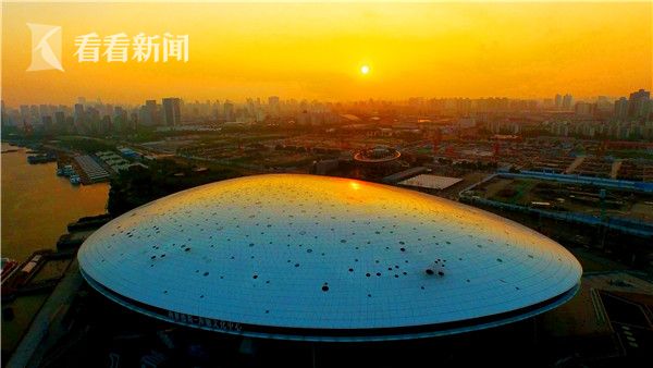 晨曦中的梅赛德斯奔驰文化中心，像一枚海滩上安静的贝壳。