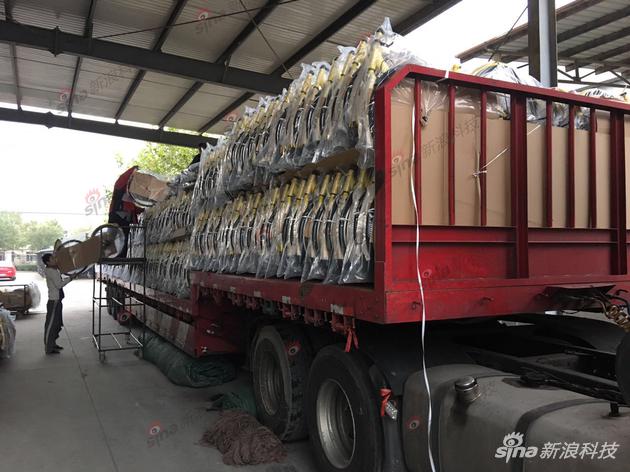 生产好的ofo自行车被运走