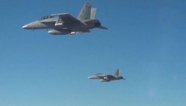 美军F-18空中释放百余无人机 “蜂群”作战技术再获突破