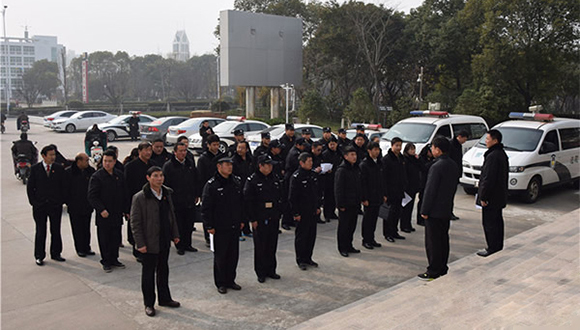 【网络媒体走转改】法院干警中午突击执行擒老赖