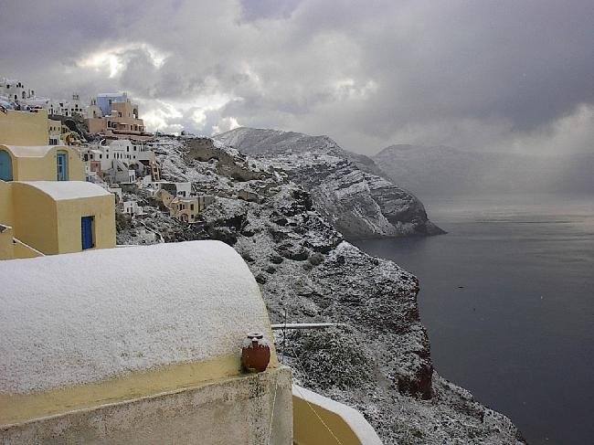 圣托里尼下雪了，蓝白相间的天堂秒变纯白色