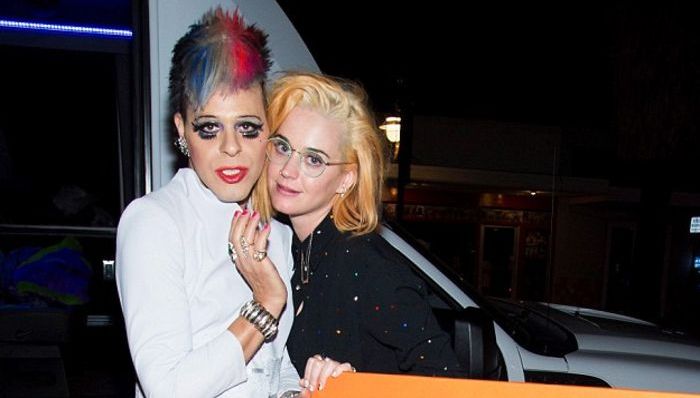 为爱而变？水果姐将头发染成金色庆祝开花40岁生日