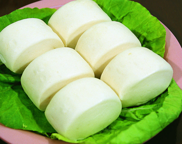 微博网友晒年终奖：有人领到馒头 有人领到鲤鱼