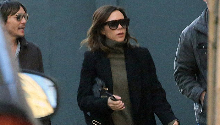 贝嫂低调装扮携小七外出 回忆与贝克汉姆的“一见钟情”