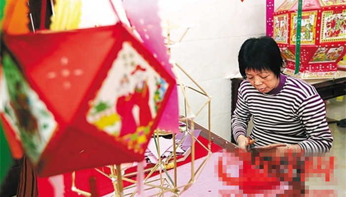 【网络媒体走转改】二孩时代添丁灯火爆 东莞传统花灯技艺人订单翻倍