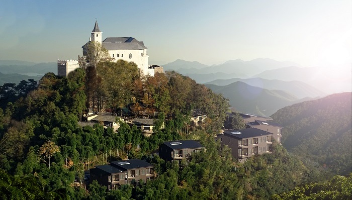 一个南非人在莫干山顶造了座古堡酒店，说是送给两个女儿的礼物